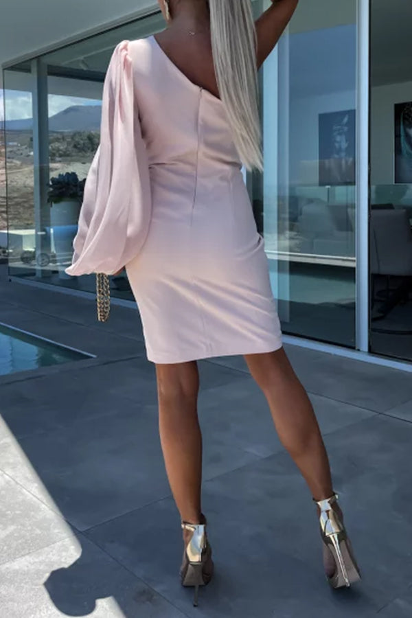 Robe courte asymétrique à manches ballon et taille froncée It's All Special