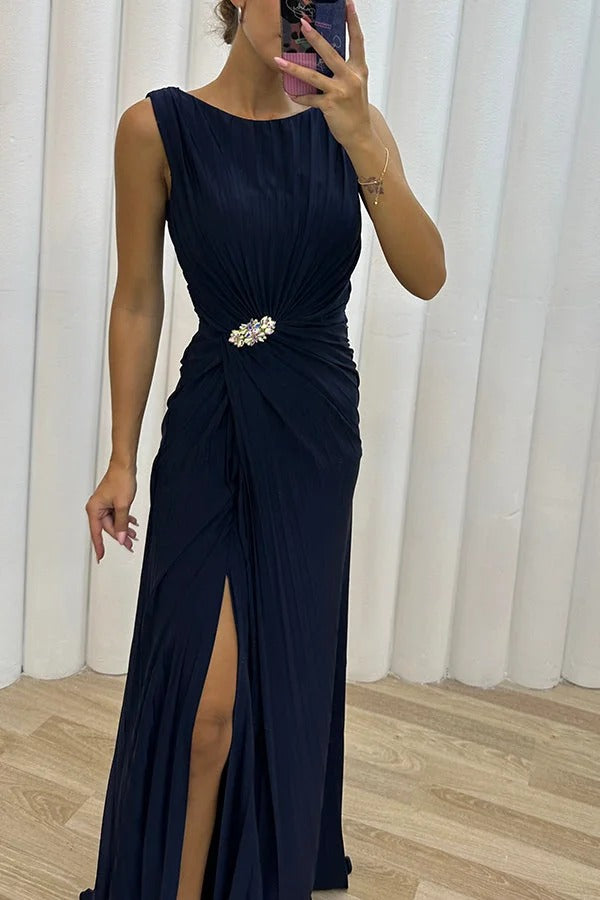 Jolie robe de soirée longue plissée et fendue