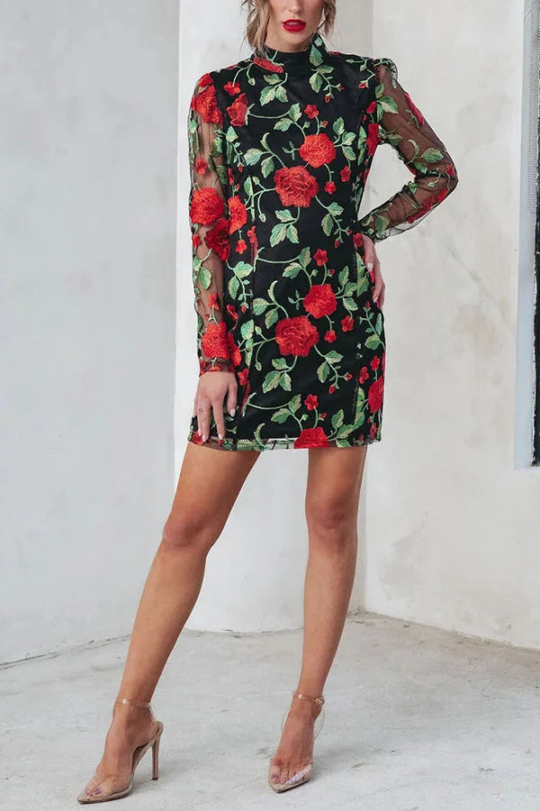 Bonjour, belle mini-robe en maille fleurie brodée 
