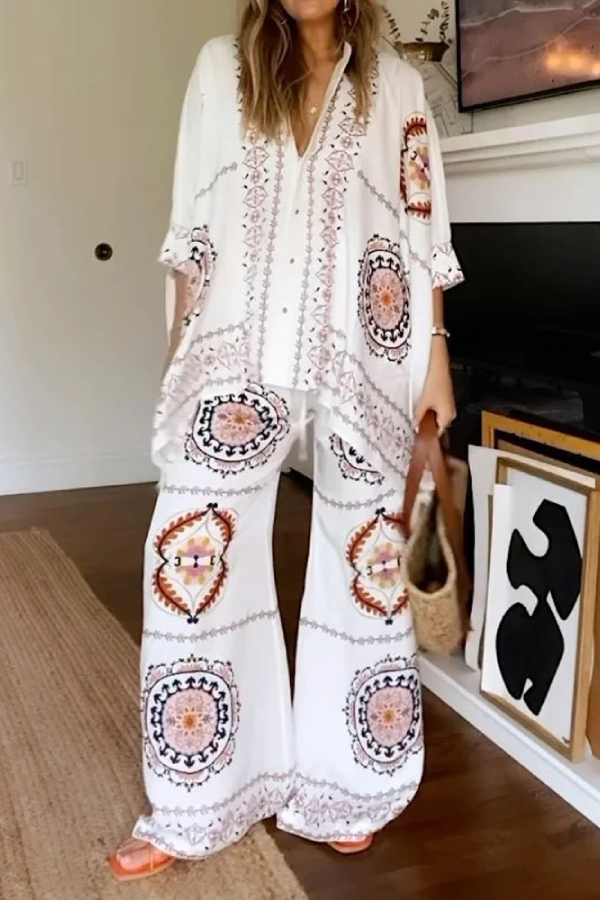 Zweiteiliges Set aus Hemd und Hose mit modischem Positionierungsdruck