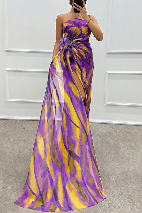 Robe longue plissée fendue à épaules dénudées et imprimé aquarelle avec plumes et détails roses