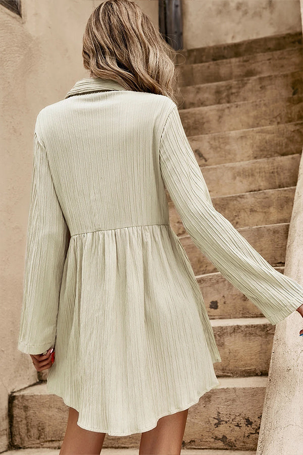 Robe texturée à manches retroussables et boutons sur le devant