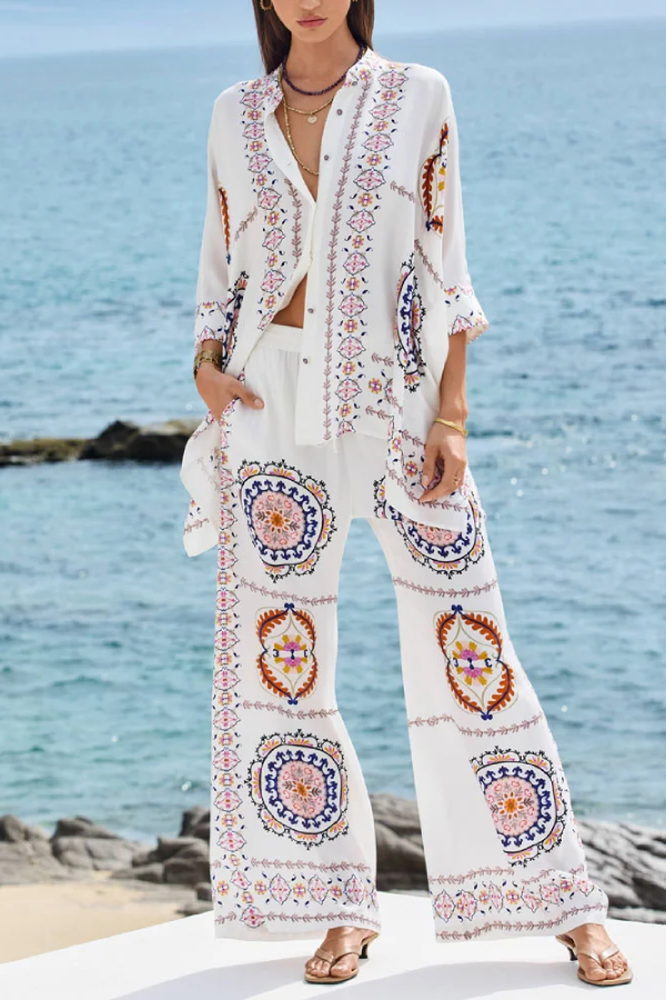 Zweiteiliges Set aus Hemd und Hose mit modischem Positionierungsdruck