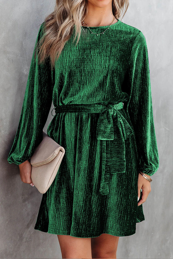 Mini-robe verte en velours froissé avec ceinture nouée et manches bouffantes
