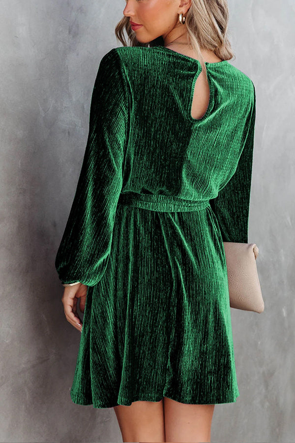 Mini-robe verte en velours froissé avec ceinture nouée et manches bouffantes