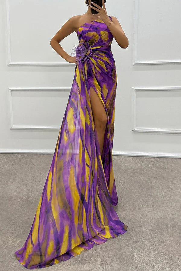 Robe longue plissée fendue à épaules dénudées et imprimé aquarelle avec plumes et détails roses