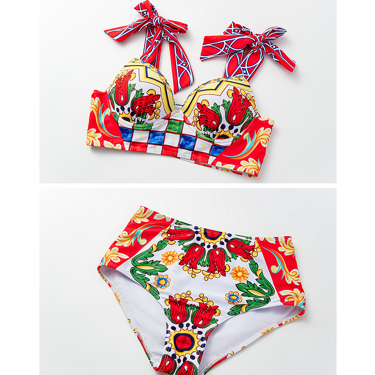 Bikini-Badeanzug und Rock mit Paisley-Print und Fliege 