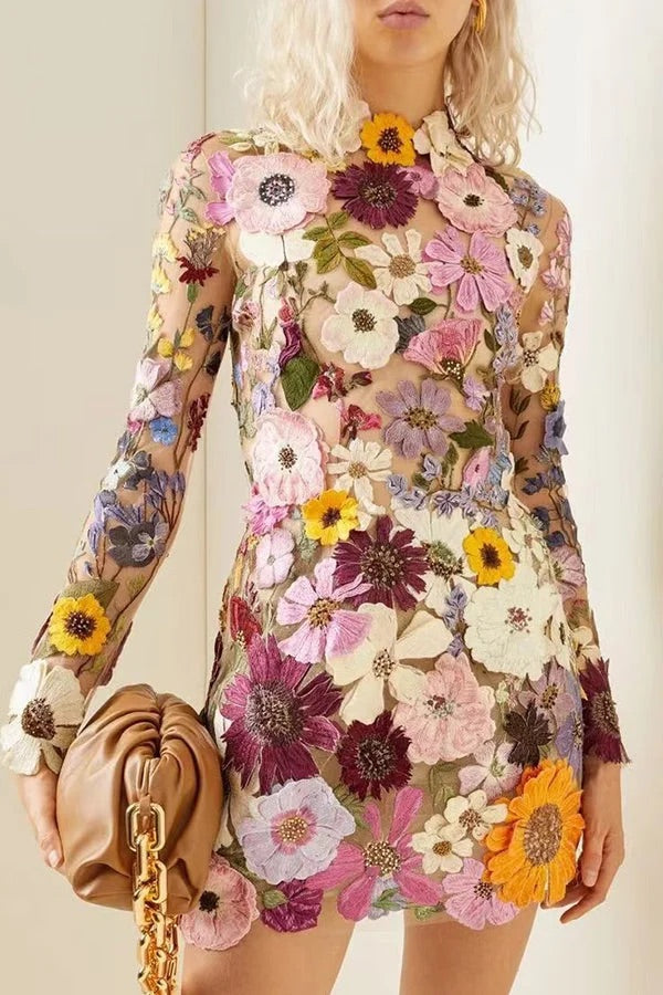 Robe mini dos nu à manches longues et appliques florales élégamment enchantées