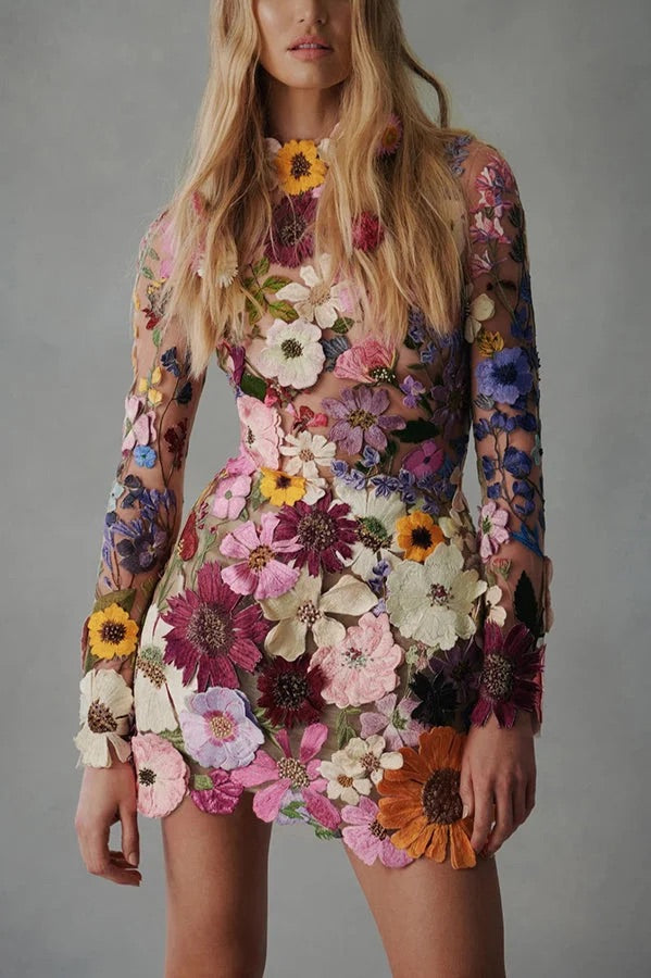Robe mini dos nu à manches longues et appliques florales élégamment enchantées