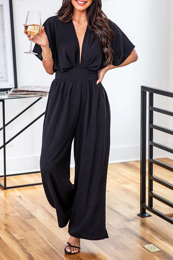 Combinaison noire à col en V profond et taille haute et jambes larges