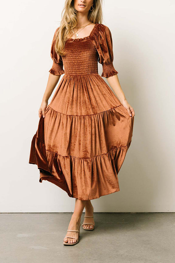 Robe moulante en velours doré à col carré et volants, taille haute