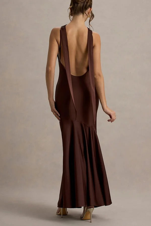 Zeitlose Eleganz – Neckholder-Maxikleid aus Satin mit Wasserfallausschnitt und Bindeband auf der Rückseite