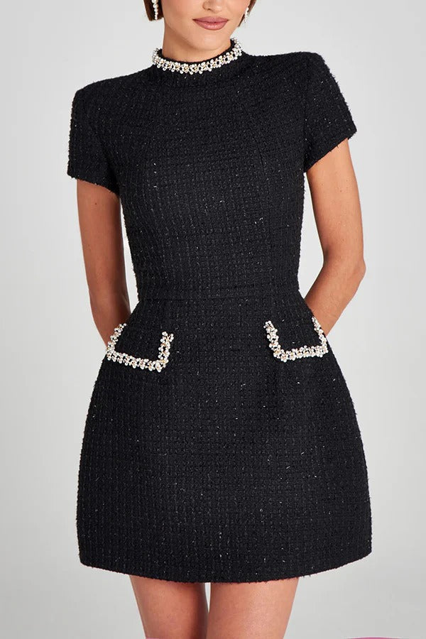 Robe courte à manches courtes et poches en tweed, exquise et ludique, avec bordure en perles