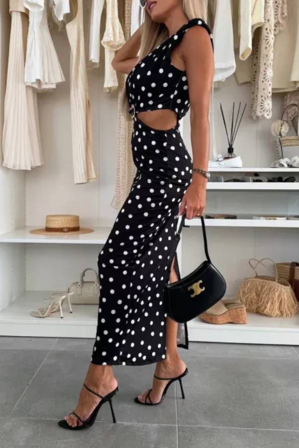 Roxane Stretch-Maxikleid mit gepunktetem Muster, Schulterpolstern, Metallausschnitten an der Taille und Schlitz
