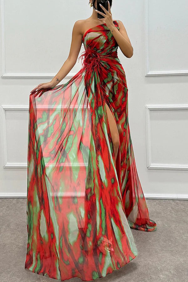 Robe longue plissée fendue à épaules dénudées et imprimé aquarelle avec plumes et détails roses