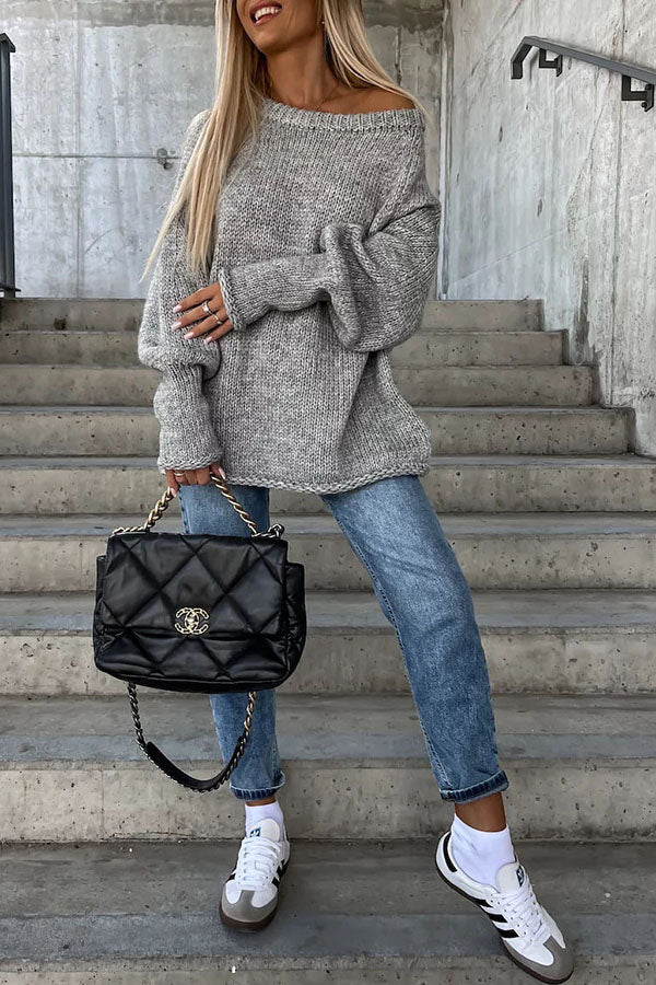 Pull ample à col large et ambiance urbaine décontractée 