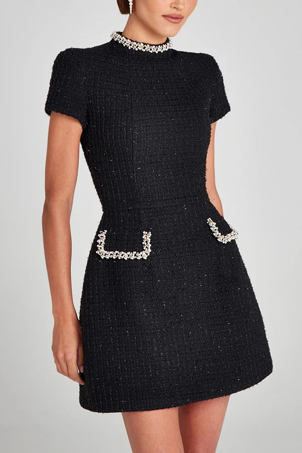 Robe courte à manches courtes et poches en tweed, exquise et ludique, avec bordure en perles