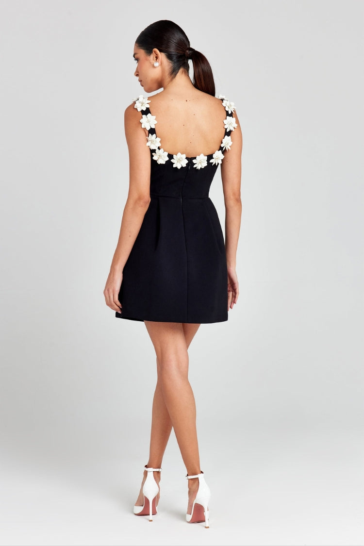 Robe courte Cindy à poches et col carré avec appliques de fleurs en fausses perles