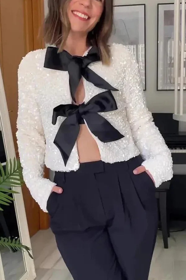 Deux façons de célébrer la veste à paillettes avec nœud sur le devant 