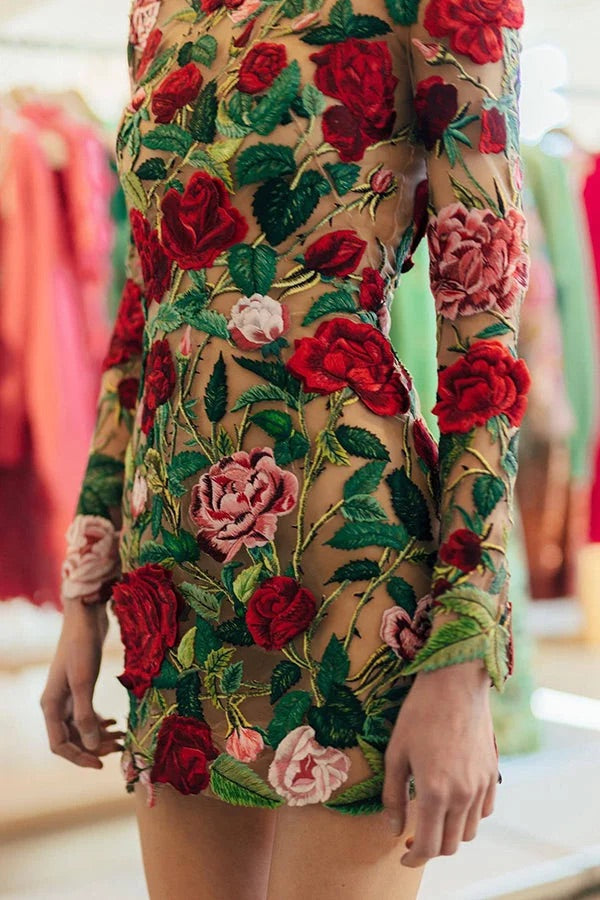 Robe courte à manches longues et appliques florales Rosie Moments 