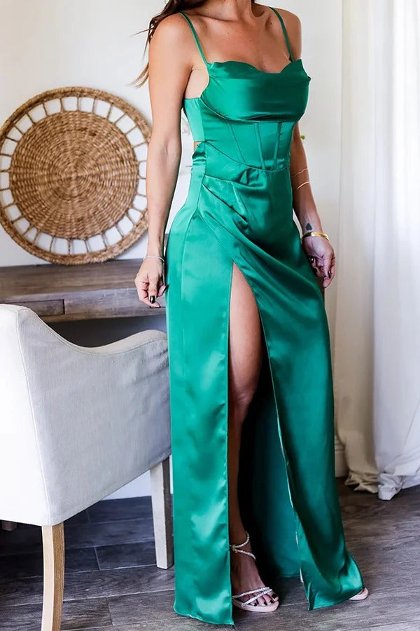 Robe longue fendue en satin à col bénitier et au toucher luxueux et intemporel