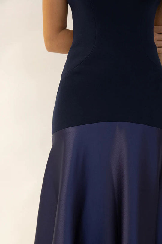 Robe longue évasée bustier en satin patchwork à l'élégance intemporelle