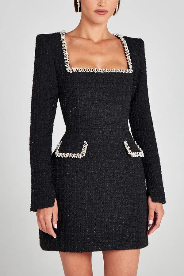 Robe courte en tweed girly et glamour, avec bordure en perles, manches longues fendues et poches