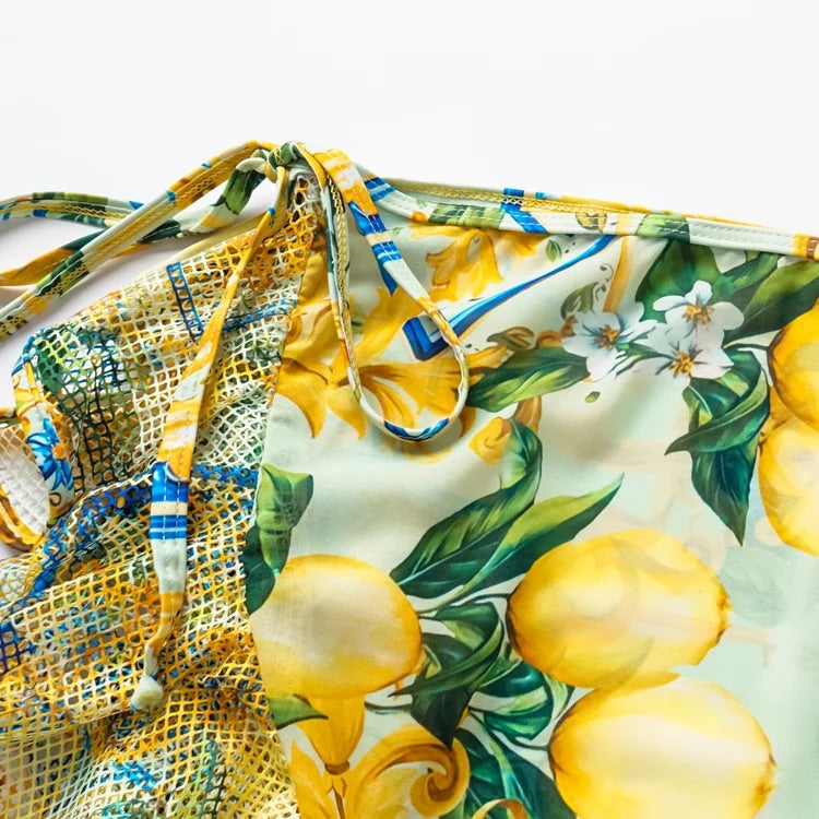 Maillot de bain une pièce bleu à imprimé méditerranéen et col en V, et paréo en maille 