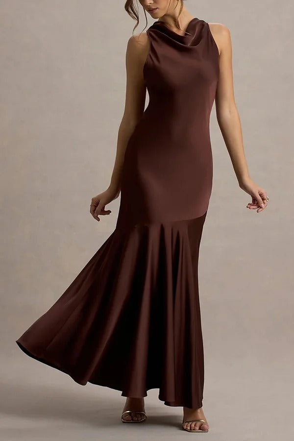 Zeitlose Eleganz – Neckholder-Maxikleid aus Satin mit Wasserfallausschnitt und Bindeband auf der Rückseite