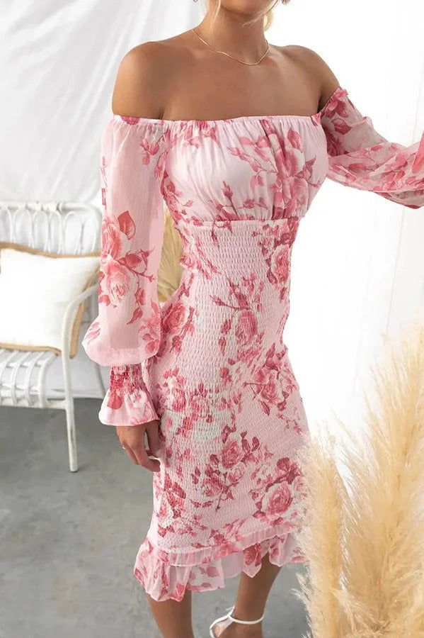 Robe mi-longue à fleurs brillantes, épaules dénudées, taille smockée