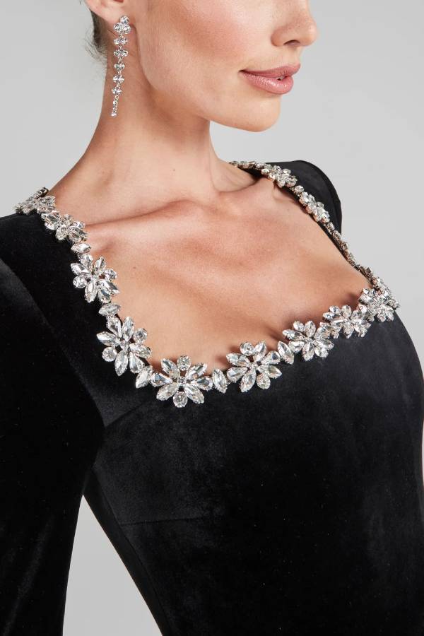 Mini-jupe à col carré et épaules rembourrées avec bordures de bijoux
