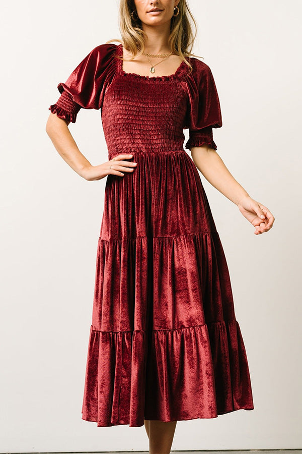 Robe moulante en velours doré à col carré et volants, taille haute