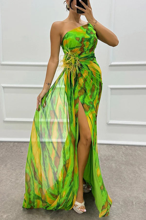 Robe longue plissée fendue à épaules dénudées et imprimé aquarelle avec plumes et détails roses