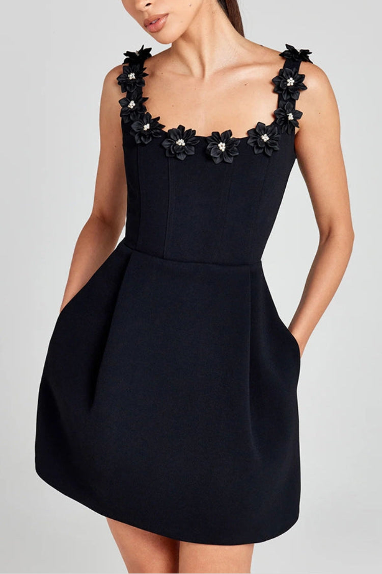 Robe courte Cindy à poches et col carré avec appliques de fleurs en fausses perles