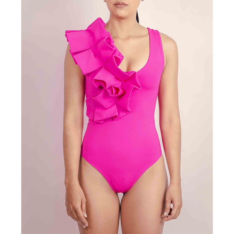 Maillot de bain une pièce rose à une épaule et paréo 