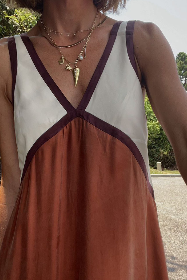 Robe chic à col en V et couleurs contrastées