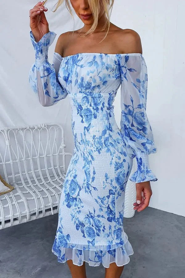 Robe mi-longue à fleurs brillantes, épaules dénudées, taille smockée