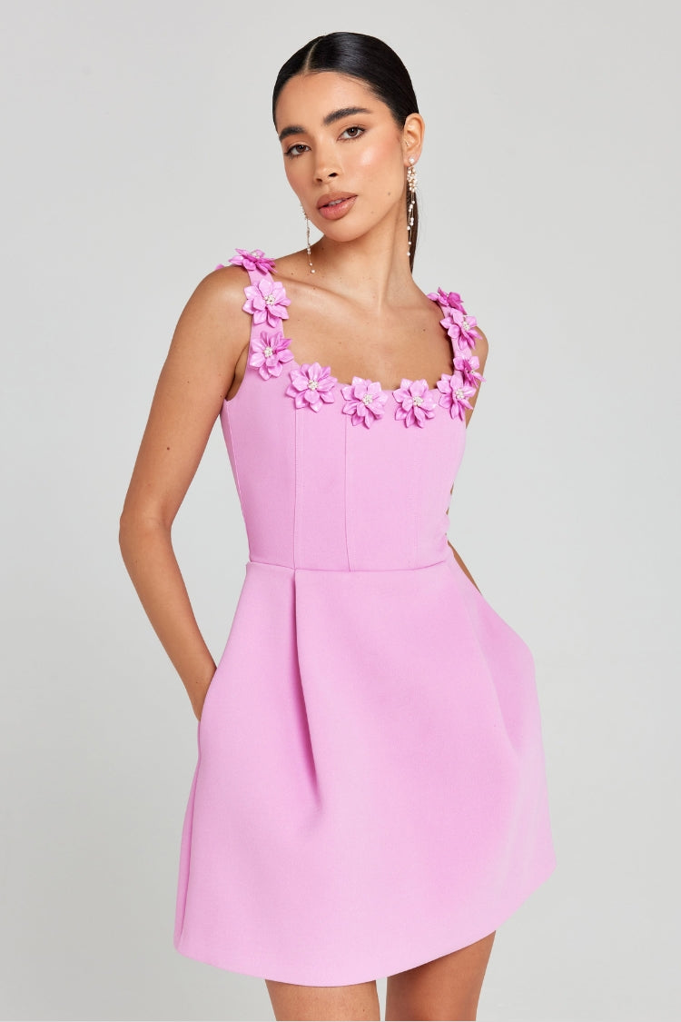 Robe courte Cindy à poches et col carré avec appliques de fleurs en fausses perles