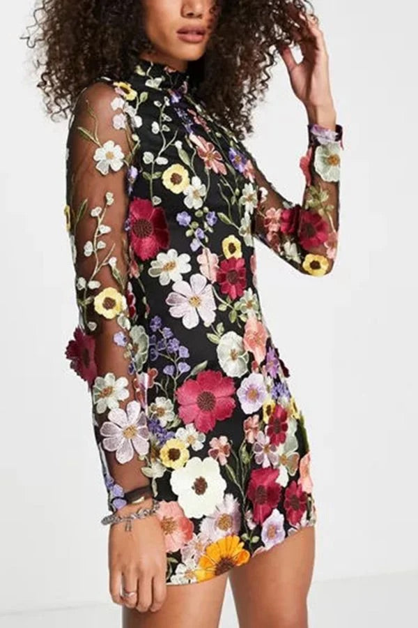 Robe mini dos nu à manches longues et appliques florales élégamment enchantées