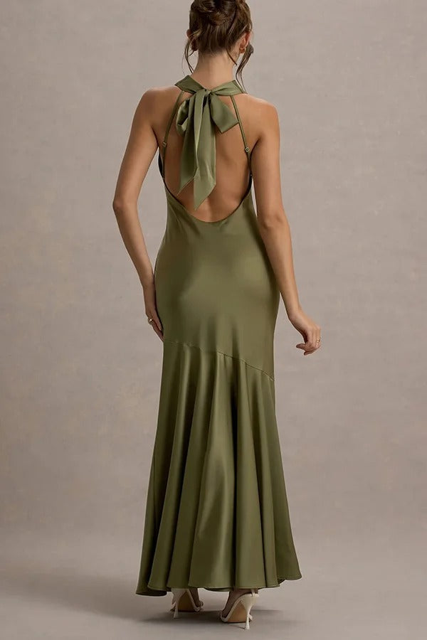 Zeitlose Eleganz – Neckholder-Maxikleid aus Satin mit Wasserfallausschnitt und Bindeband auf der Rückseite
