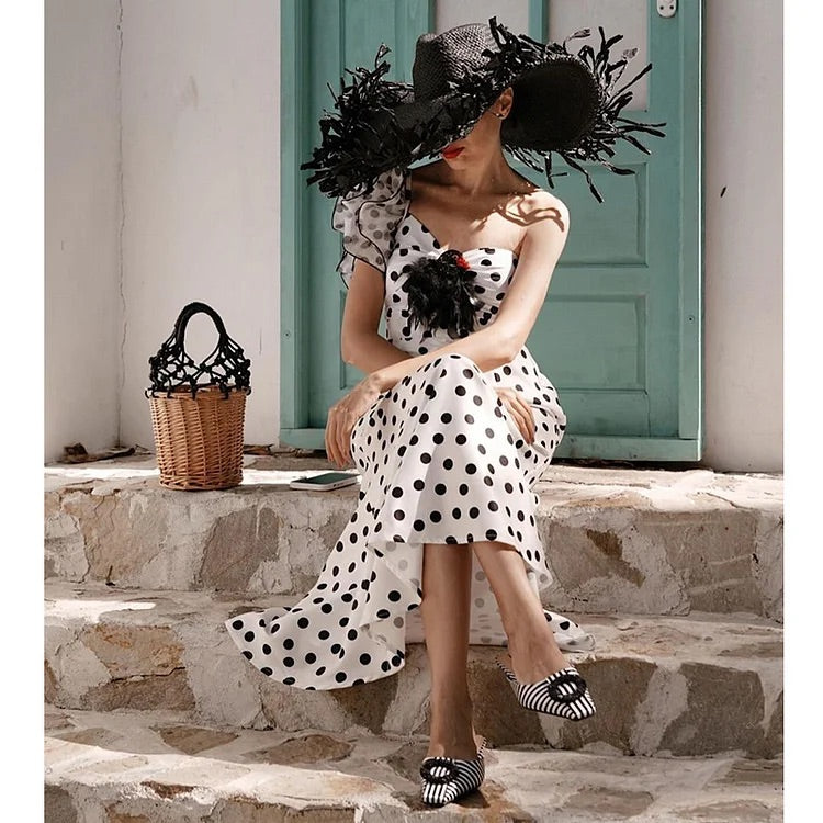 Maillot de bain une pièce à volants et imprimé pois, asymétrique, découpé et jupe 