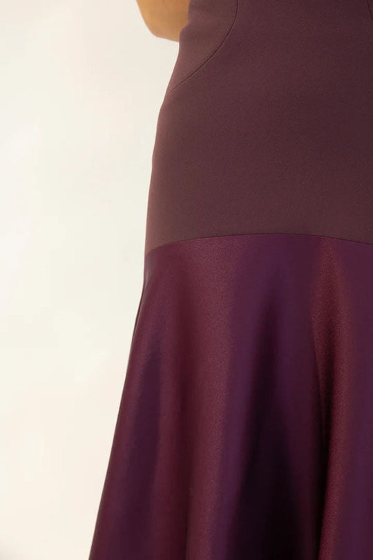 Robe longue évasée bustier en satin patchwork à l'élégance intemporelle