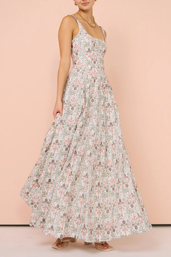 Langes Kleid mit Blumenmuster und Neckholder-Taille und flachem Kragen