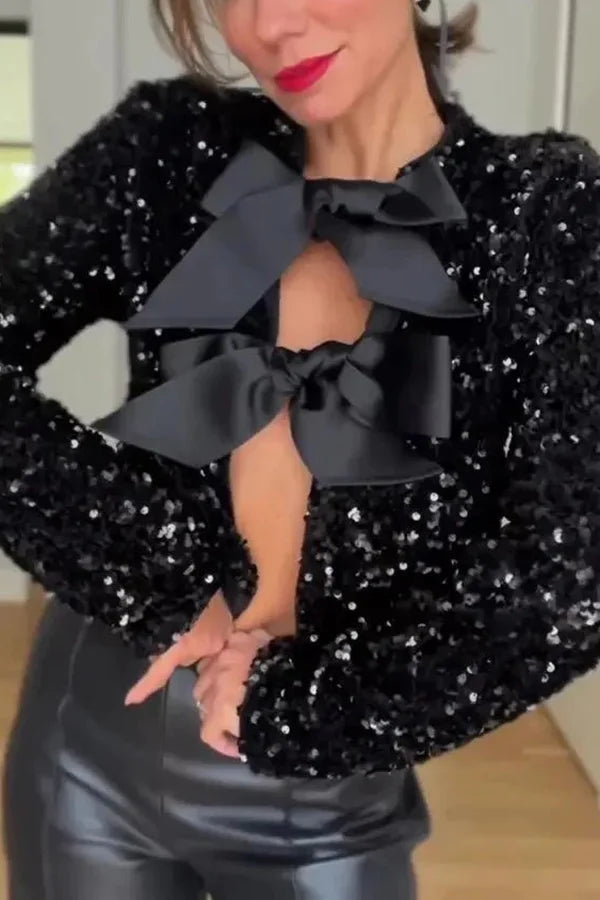 Deux façons de célébrer la veste à paillettes avec nœud sur le devant 