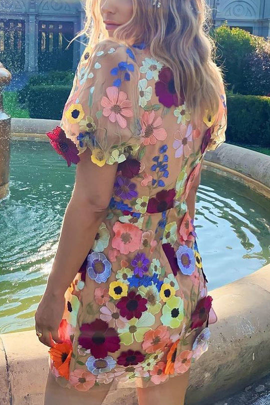 Garden Gala – Minikleid mit bestickten Blumenapplikationen und Puffärmeln