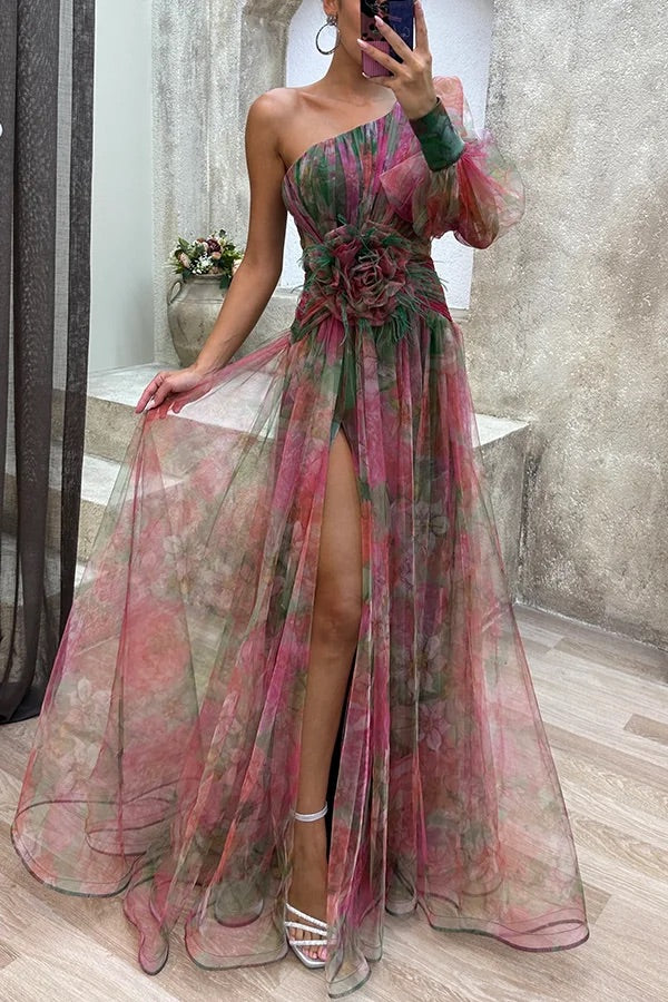 Robe longue plissée à fleurs en tulle et fente à une épaule 