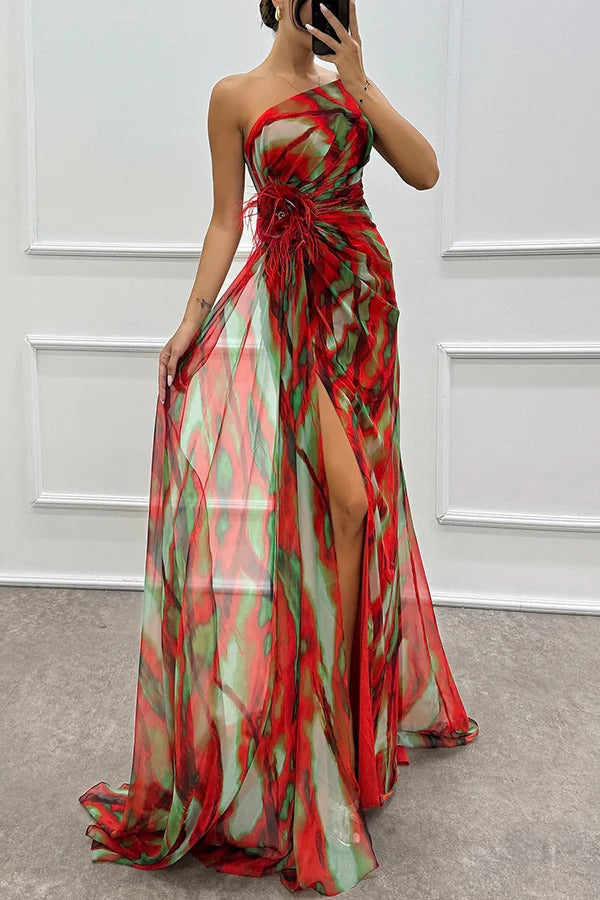 Robe longue plissée fendue à épaules dénudées et imprimé aquarelle avec plumes et détails roses