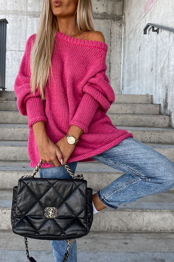 Pull ample à col large et ambiance urbaine décontractée 