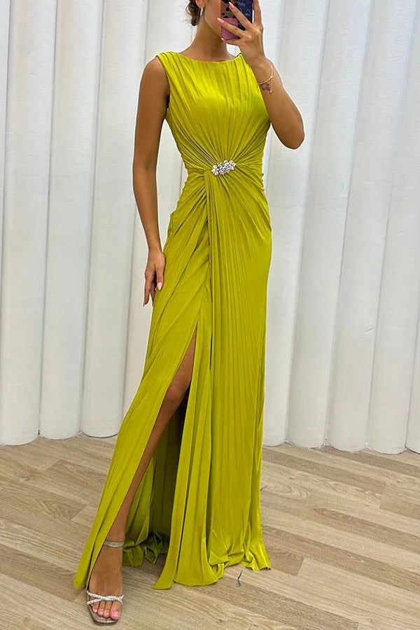 Jolie robe de soirée longue plissée et fendue