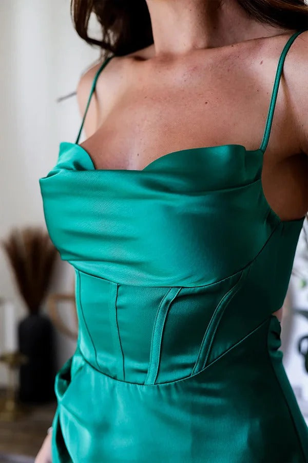 Robe longue fendue en satin à col bénitier et au toucher luxueux et intemporel